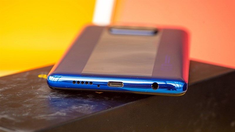 Cạnh dưới của POCO X3 Pro là loa ngoài, cổng sạc USB Type-C và jack tai nghe 3.5 mm 'thần thánh'