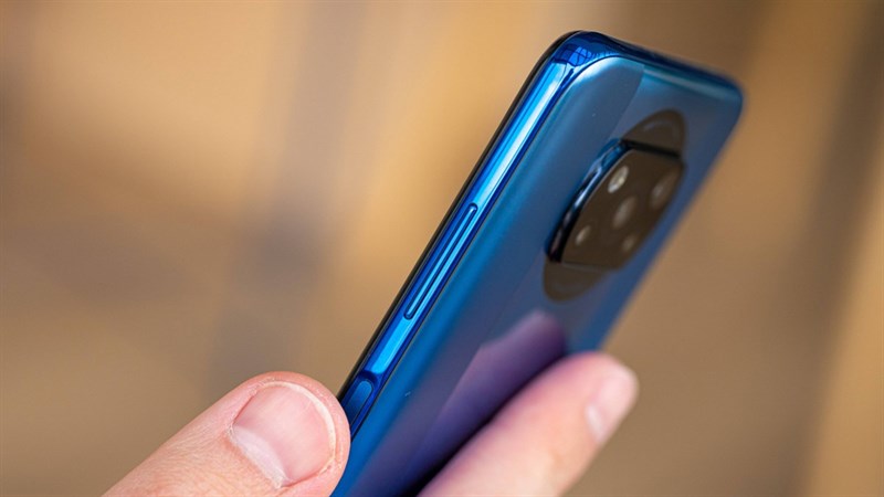 Cạnh phải của POCO X3 Pro là nút nguồn và nút tăng/giảm âm lượng