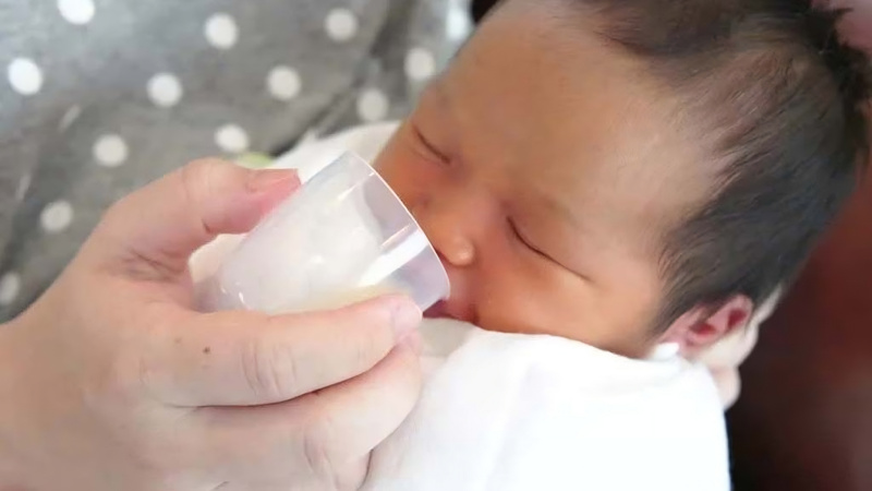 Cho bé uống sữa không dùng bình