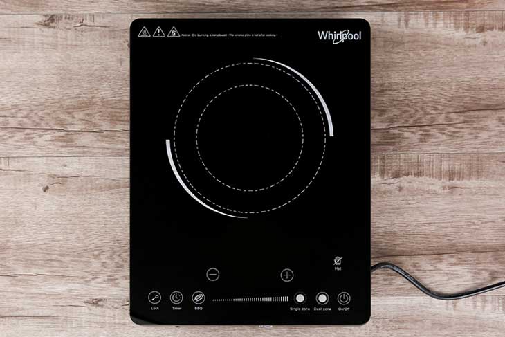 Mặt bếp hồng ngoại Whirlpool ACT209/BLV được làm bằng kính chịu nhiệt, chịu lực tốt, độ bền cao và dễ làm sạch
