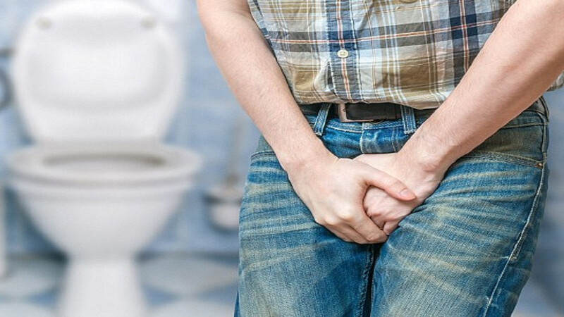 Nhịn tiểu là một trong những nguyên nhân khiến nước tiểu có mùi