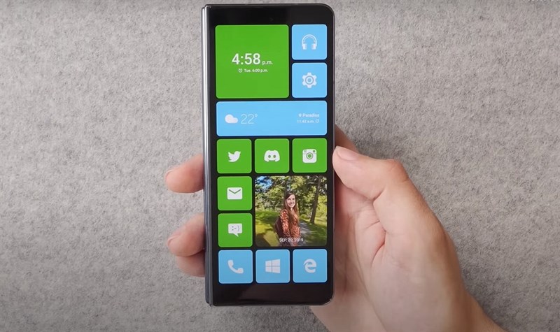 Mặt trước Galaxy Z Fold4 với launcher Windows Phone Mặt trước Galaxy Z Fold4 với launcher Windows Phone