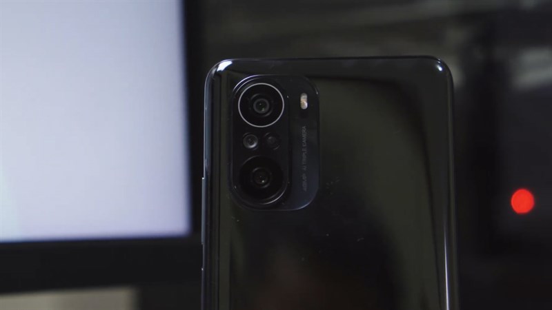 POCO F3 trở nên nổi bật với cụm camera được thiết kế rất đẹp mắt