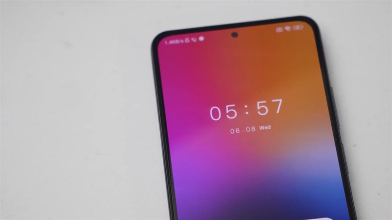 POCO F3 mang trên mình thiết kế màn hình đục lỗ quen thuộc