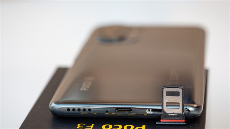 POCO F3 không được trang bị jack tai nghe 3.5 mm 'thần thánh' nên sẽ là một thiếu sót khá lớn