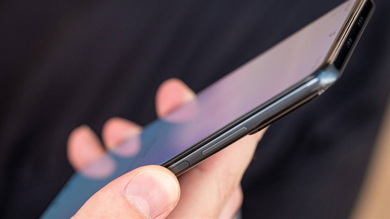 POCO F3 có sự bố trí các nút vật lý rất quen thuộc