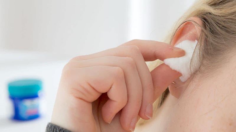 Đặt bông gòn vào tai khi tắm để ngăn nước vào tai