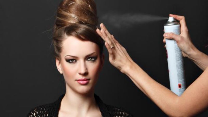 hông nên dùng keo xịt tóc vì có thể gây kích ứng vùng da ở tai