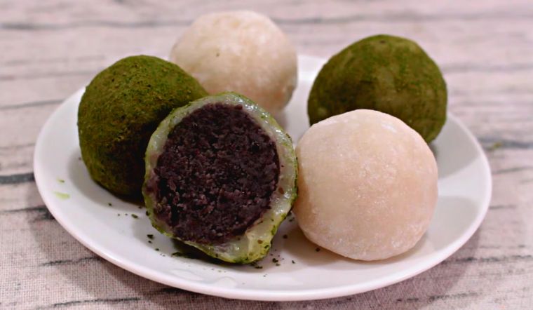 Thưởng thức bánh mochi nhân đậu đen