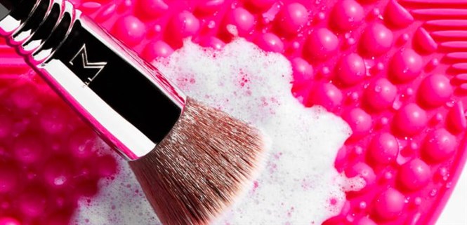 Hướng dẫn chọn mua dụng cụ rửa cọ trang điểm tốt nhất phù hợp với các loại cọ