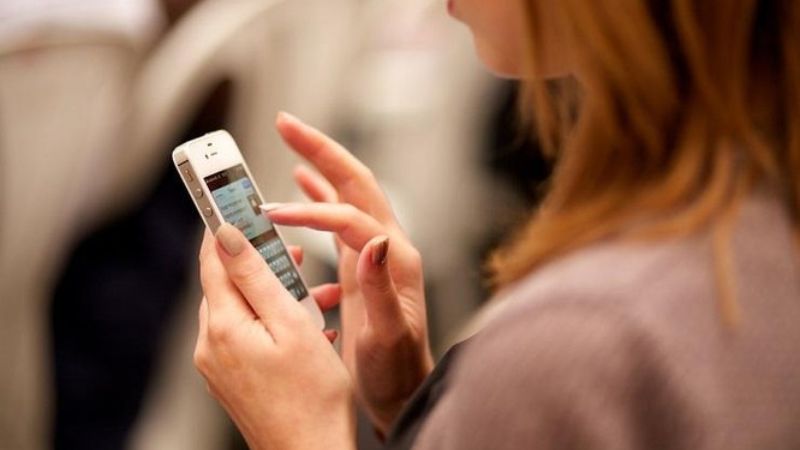 Cúi đầu xuống xem điện thoại thường xuyên