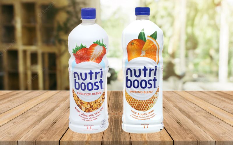 Nutriboost có bao bì dạng chai nhựa, nền trắng và họa tiết trái cây nổi bật