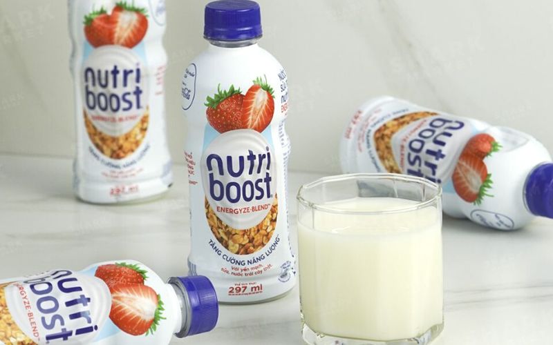 Sữa trái cây Nutriboost có màu trắng đục và hương vị chua ngọt thanh mát