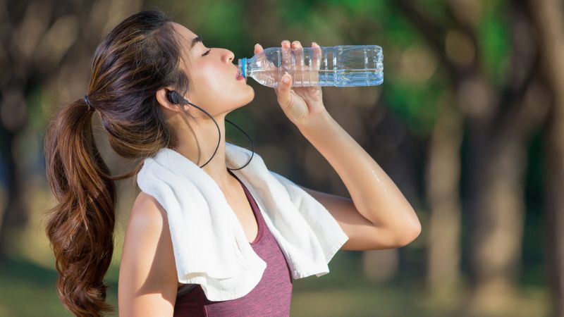 Uống nhiều nước giúp cơ thể bù đủ lượng nước mất