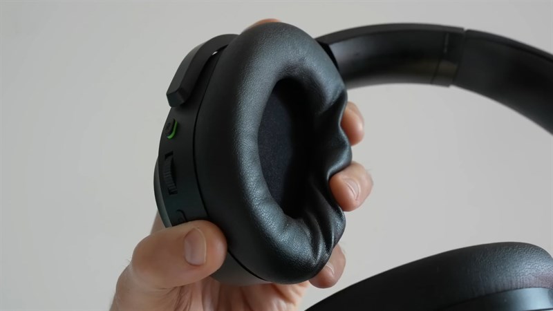 Mặt trong của Razer Barracuda Pro là lớp đệm tai được chế tác từ da PU mềm