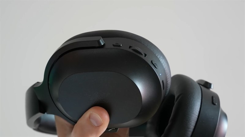 Các phím vật lý và cổng Type-C trên Razer Barracuda Pro được bố trí rất thân thiện với thói quen dùng