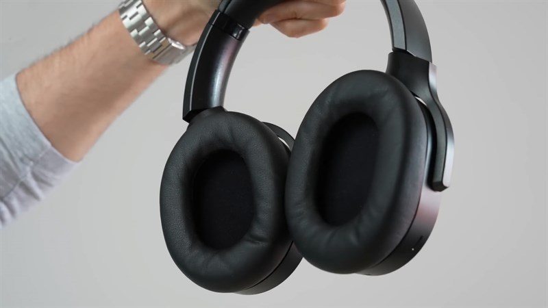 Razer Barracuda Pro được trang bị tính năng chốn cồn ANC và chế độ xuyên ấm