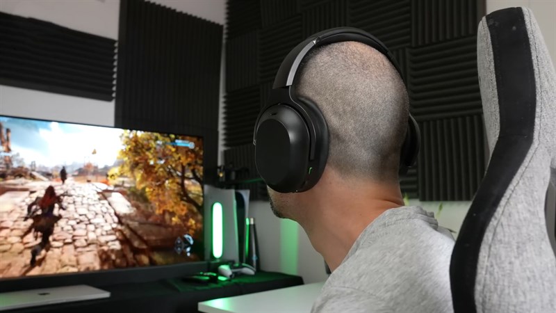 Razer Barracuda Pro có thể kết nối linh hoạt qua lại giữa các thiết bị