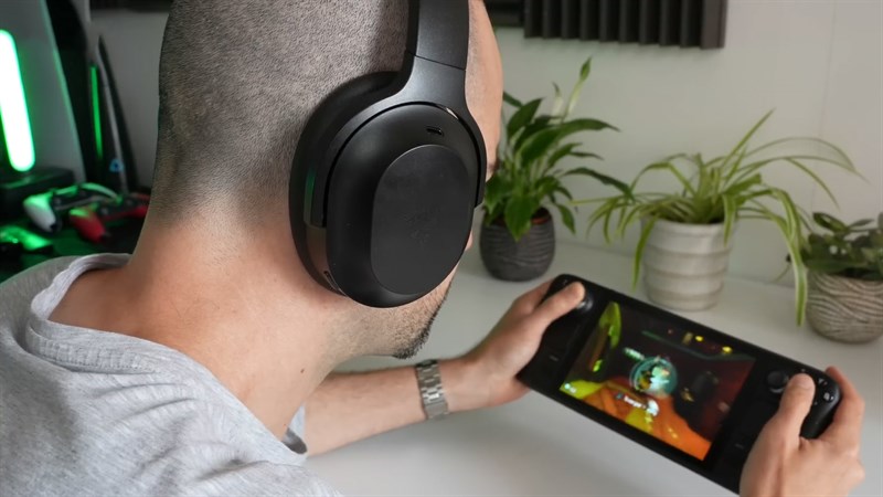 Người dùng có thể kết nối Razer Barracuda Pro với thiết bị đích bằng giao thức Bluetooth
