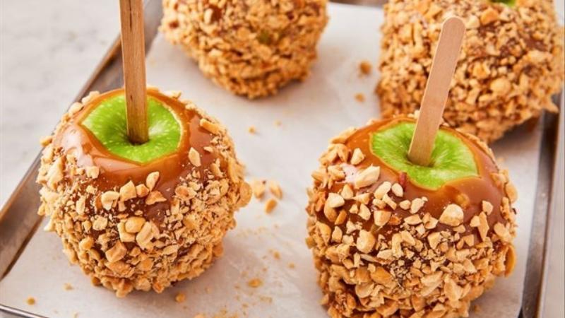 Kẹo táo nhúng caramel Halloween