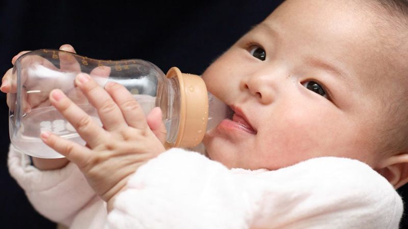Tác hại không ngờ đến khi cho trẻ sơ sinh uống nước