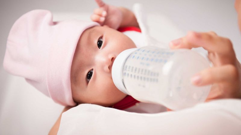Tác hại khi cho trẻ sơ sinh uống nước