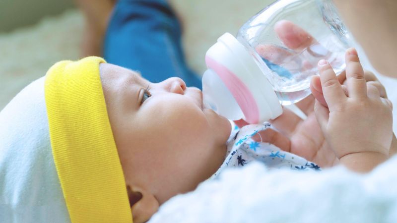 Khi nào nên cho trẻ sơ sinh uống nước