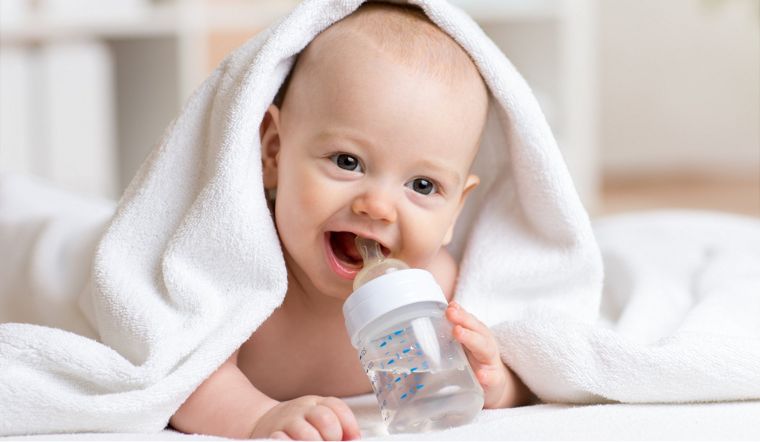 Tác hại không ngờ đến khi cho trẻ sơ sinh uống nước