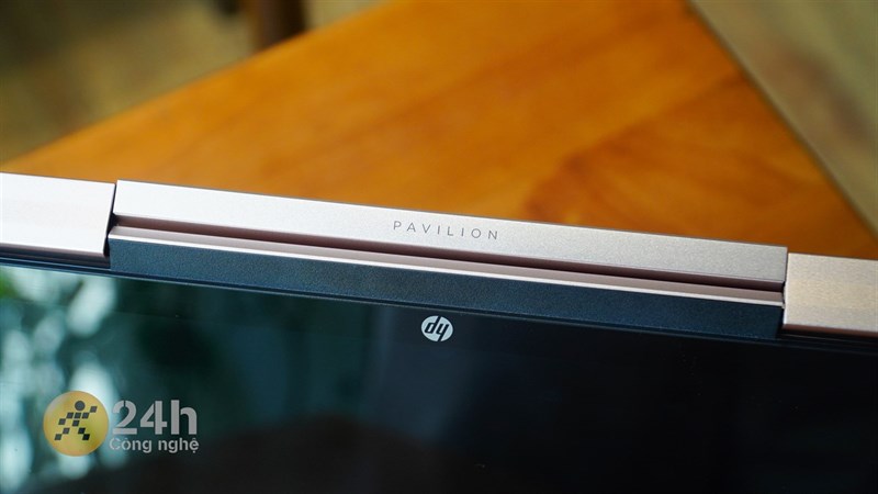 Bản lề của HP Pavilion X360 14 2022 được hoàn thiện rất chắc chắn, cứng cáp.