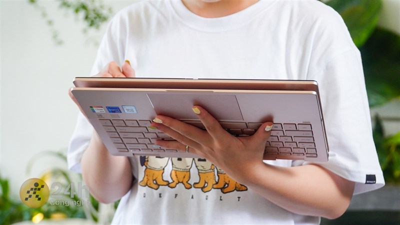 Ở chế độ này, bàn phím và touchpad mặc định sẽ tự động khóa khi màn hình mở một góc 180 độ trở lên, tránh việc vô tình nhấn nhầm khi xoay ngược bàn phím và mình đánh giá cao điểm này ở HP Pavilion X360 14 2022.