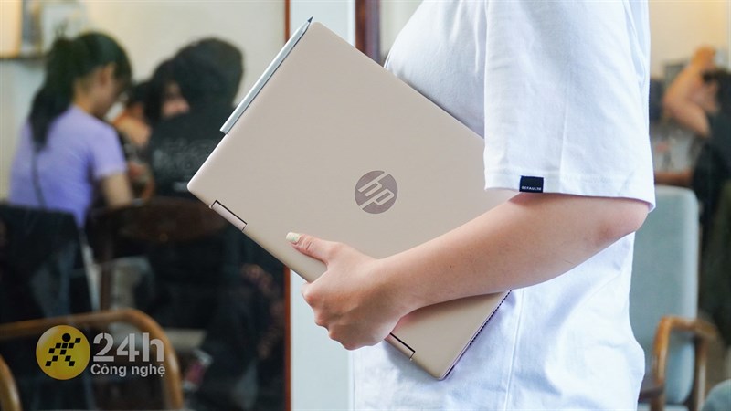 Chúng ta có thể dễ dàng mang HP Pavilion X360 14 2022 đi mọi nơi để sử dụng.