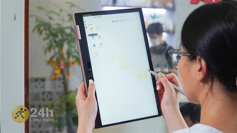 Không chỉ hiển thị tốt trong môi trường văn phòng mà mình có thể dùng HP Pavilion X360 14 2022 ở bên ngoài nữa (miễn là trời nắng không quá gắt).