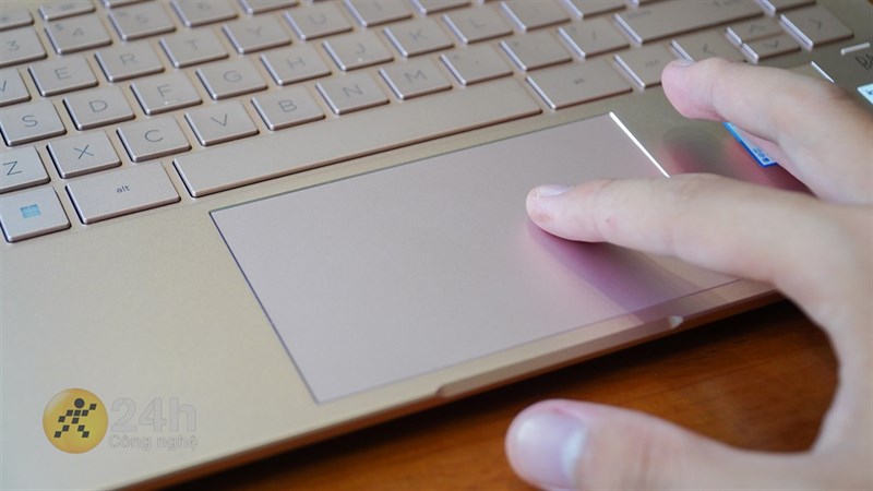 TouchPad của HP Pavilion X360 14 2022 có kích thước lớn cho trải nghiệm thoải mái.