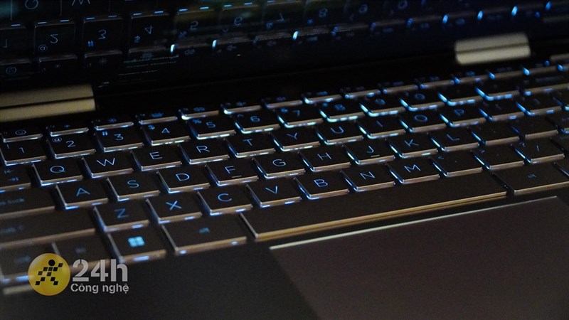 Tất nhiên là bàn phím của chiếc laptop này còn có đèn nền nữa.