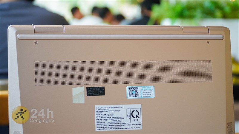 Một khe tản nhiệt của HP Pavilion X360 14 2022 nằm ở mặt đáy.