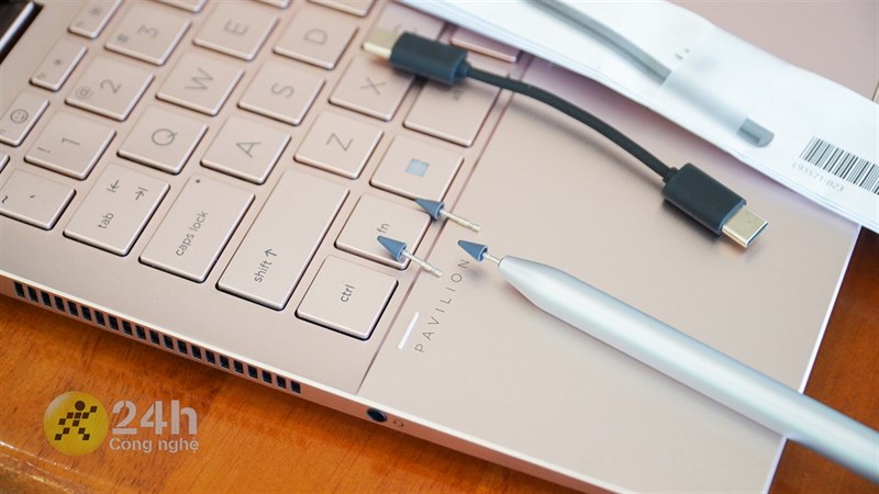 Điểm cộng là HP đã tặng kèm cả đầu bút thay thế và cáp sạc cho phụ kiện bút cảm ứng.