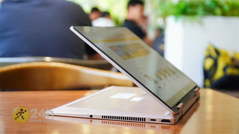 Thậm chí mình còn có thể sử dụng HP Pavilion X360 14 2022 để đọc tin tức hay xem video.