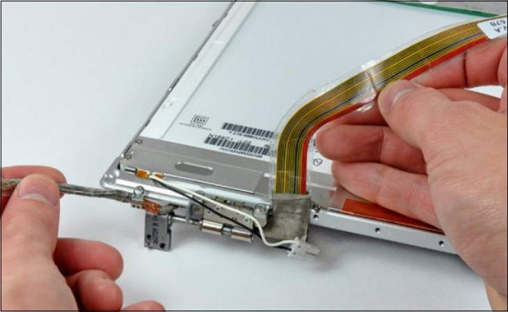 Bản lề laptop chứa dây cáp giữa bo cao cáp màn hình với mainboard bên trong thân máy laptop