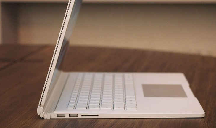 Dòng laptop Surface Book của Microsoft sử dụng bản lề điểm tự động độc quyền của hãng