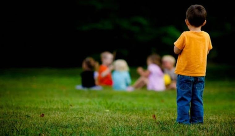 Ba, mẹ cần làm gì khi trẻ quá nhút nhát, khó hòa đồng