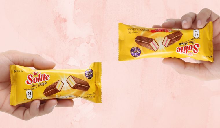 Review bánh bông lan tầng phủ socola vị dâu và vị bơ sữa Solite, loại nào ngon?
