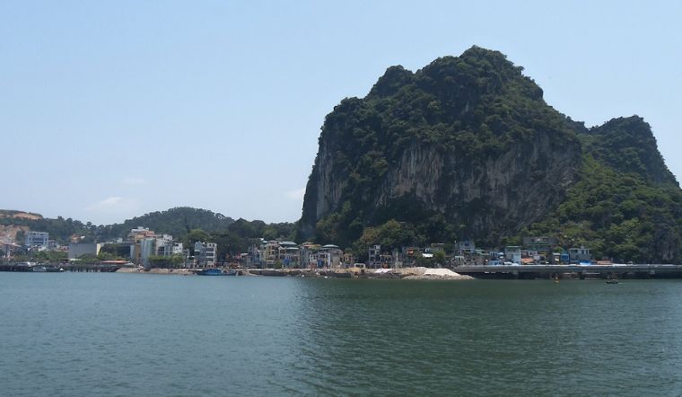 Kinh nghiệm chinh phục núi Bài Thơ, ngắm nhìn vịnh Hạ Long đẹp 'mê hồn' 