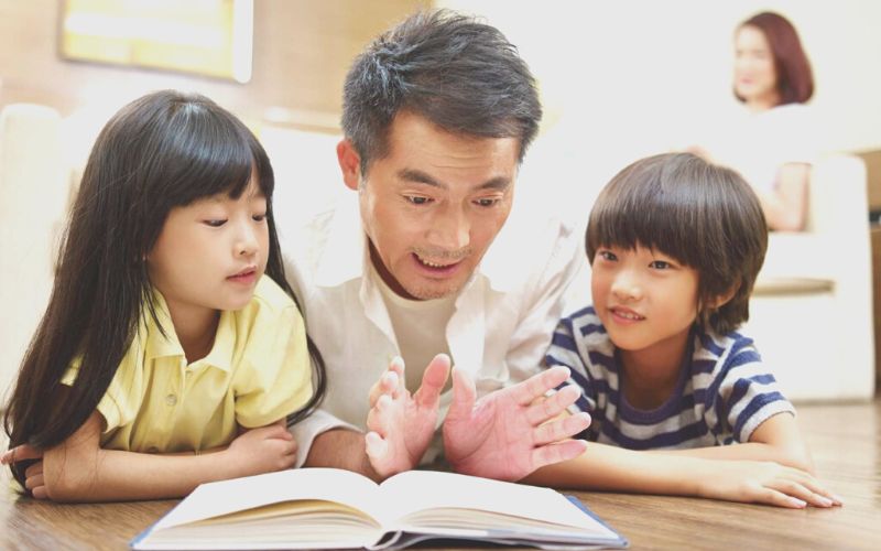 Những lợi ích không ngờ khi ba mẹ thường xuyên kể chuyện cho bé nghe