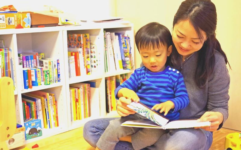 Việc thường xuyên đọc sách cho con giúp mở rộng vốn hiểu biết của trẻ