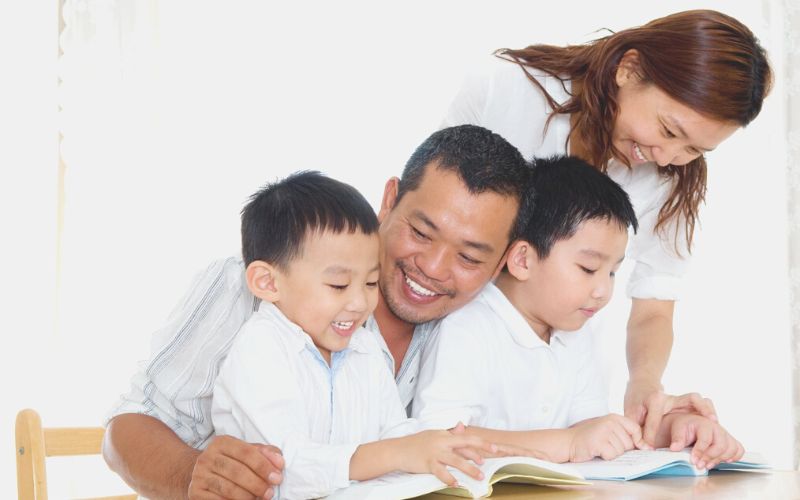Việc thường xuyên đọc sách cho bé giúp tăng sự gắn bó giữa cha mẹ và con