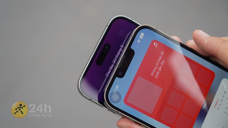 iPhone 14 Pro Max (trái) sử dụng màn hình đục lỗ thay thế cho notch trên iPhone 13 Pro Max (phải).