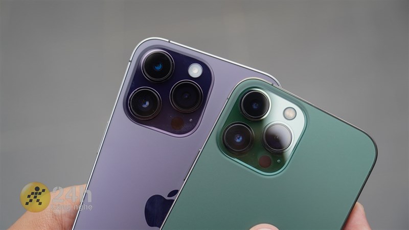 Thiết kế cụm camera của iPhone 14 Pro Max (trái) có phần to hơn iPhone 13 Pro Max (phải).