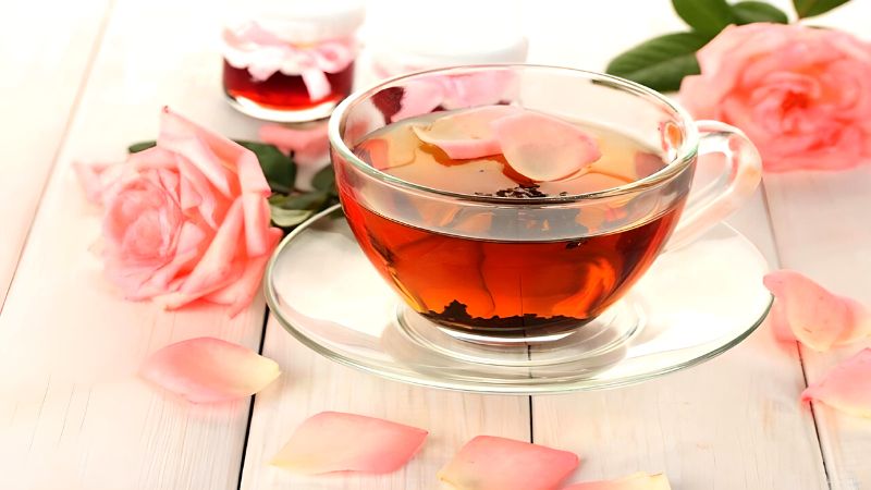 Pha trà bằng hoa hồng tươi