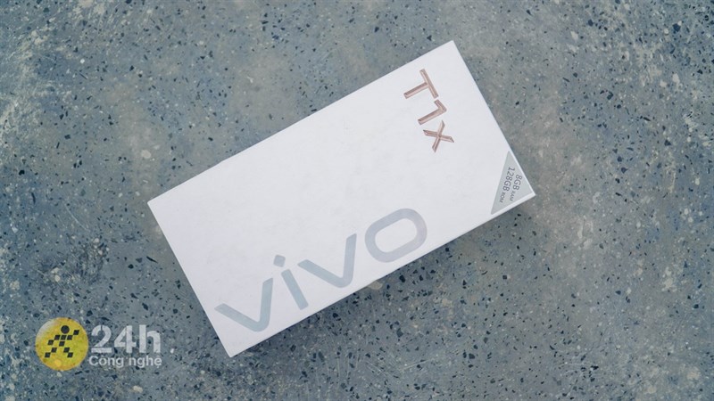 Hộp đựng của Vivo T1x có thiết kế hiện đại với tone màu chủ đạo là bạc và trắng. Hộp đựng của Vivo T1x có thiết kế hiện đại với tone màu chủ đạo là bạc và trắng.