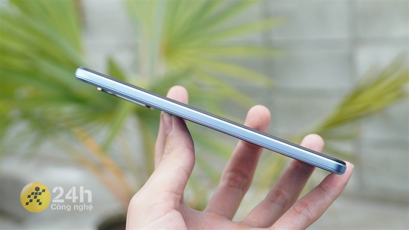 Cạnh trái của Vivo T1x. Cạnh trái của Vivo T1x.